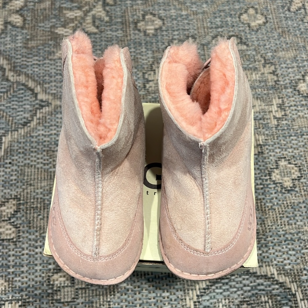 Baby Uggs - boo 5206 - baby pink color - infant size large - used